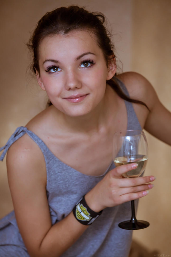 拿着香槟的国外漂亮美女写真图片