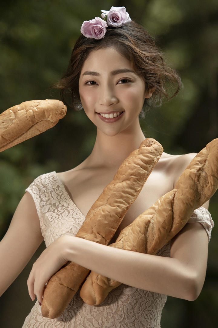 抱着面包的清纯漂亮女生人像艺术摄影图片