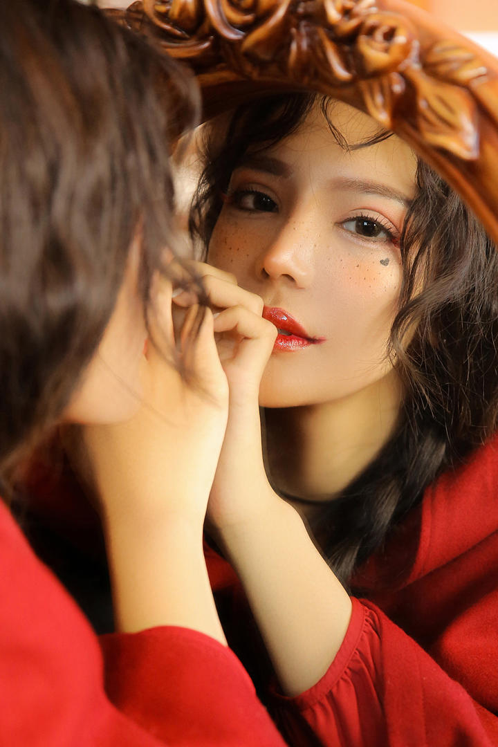 照镜子的可爱女生头像简单气质写真图片