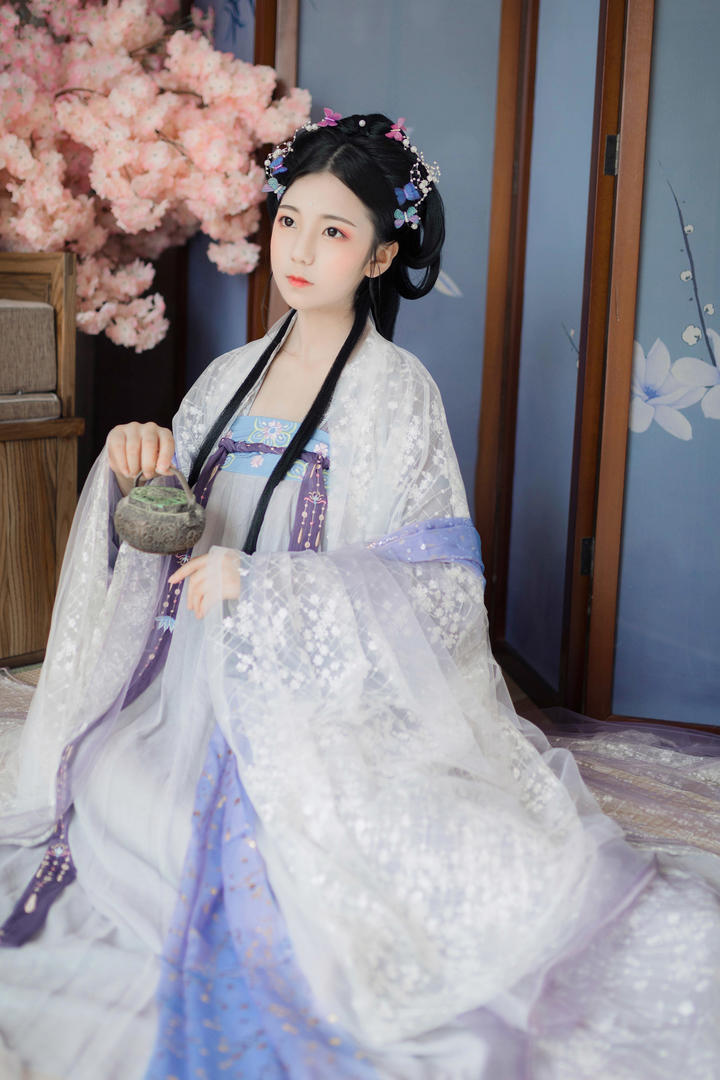 拿着茶壶的唯美古装汉服美女图片