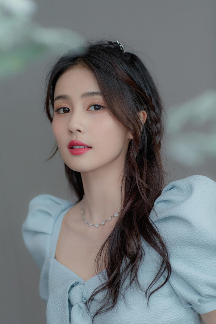 五官精致的清纯美女明星白鹿高清写真图片