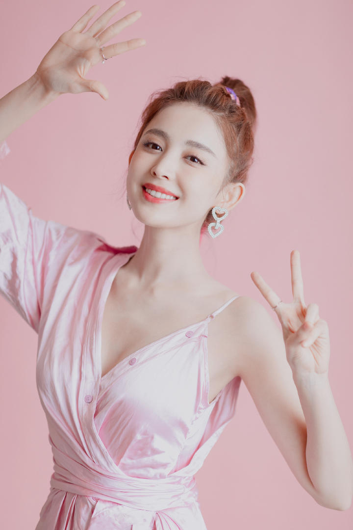 高清美女明星古力娜扎粉嫩吊带长裙可爱性感写真图片