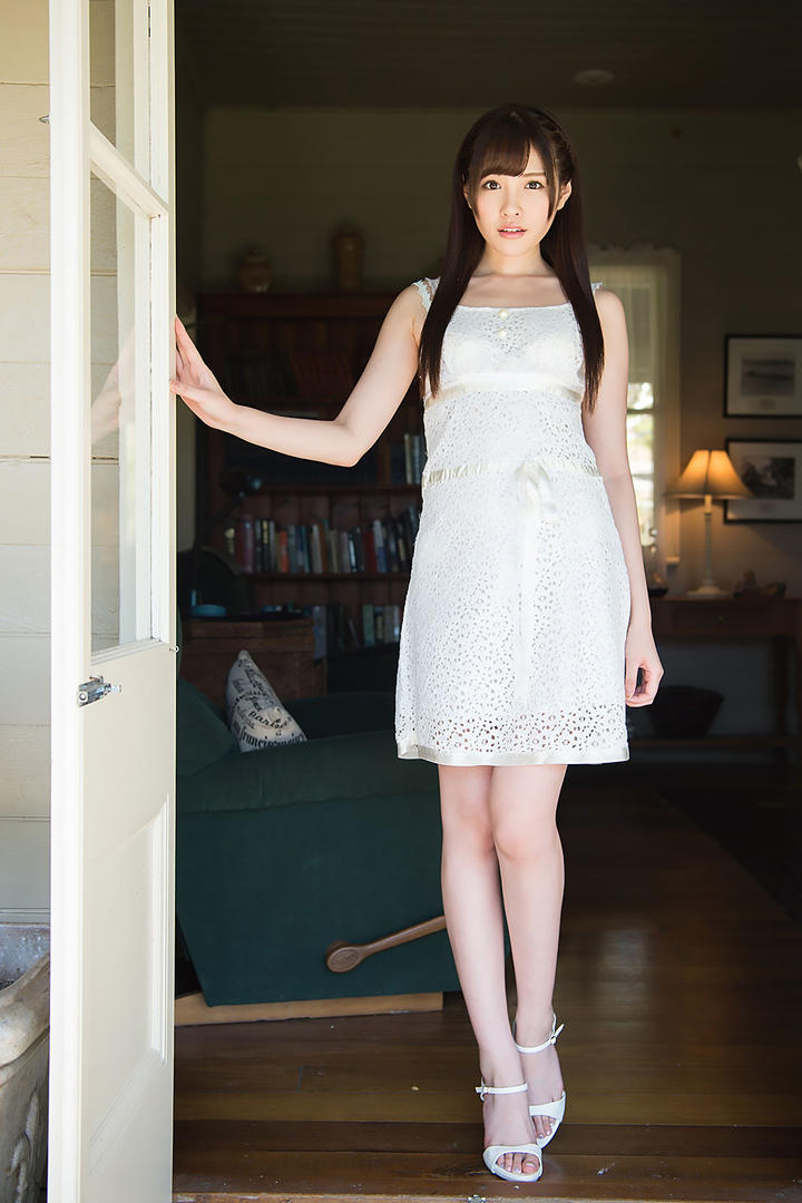 穿着超短裙的日本清纯美女图片