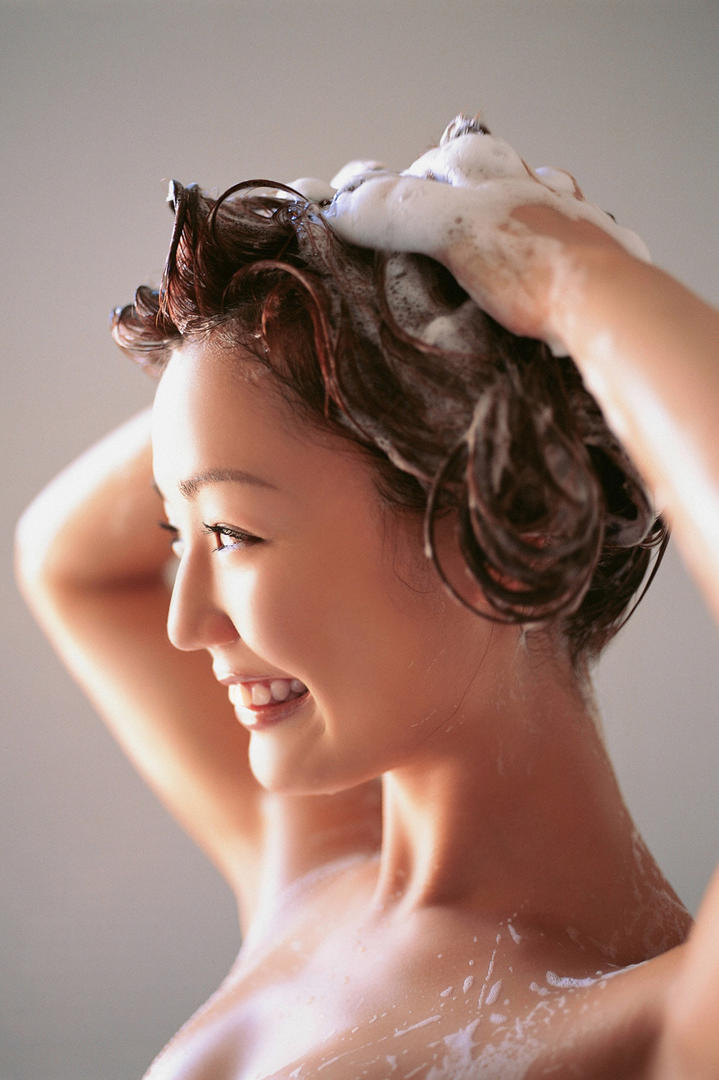 洗头发的日本美女护士高清美女洗澡无码图片