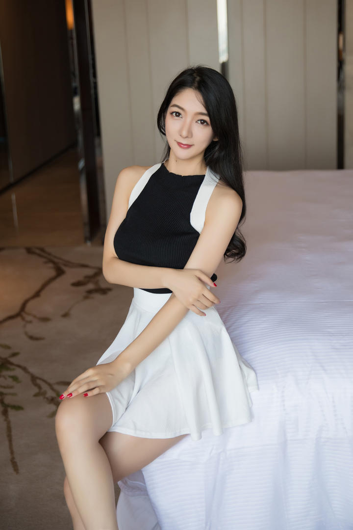 坐在床边的性感短裙美女图片