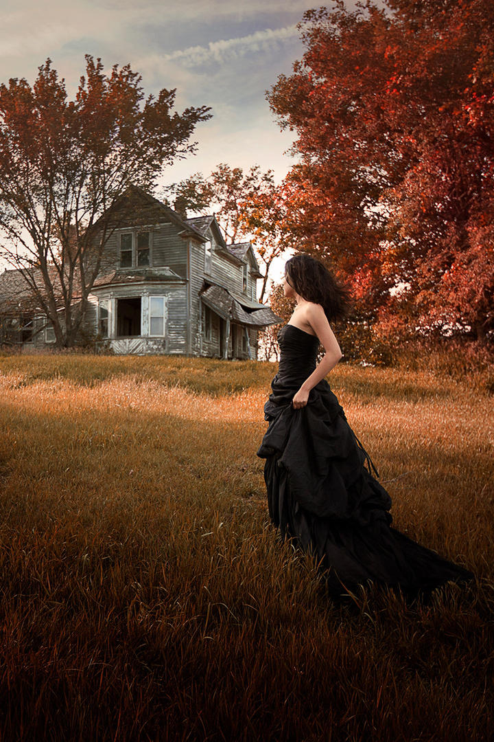 房子前穿着黑色长裙的美女艺术写真