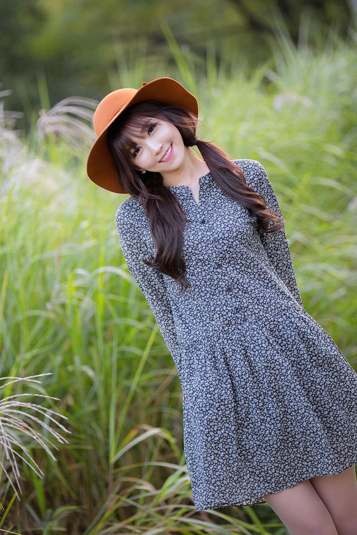 穿着短裙的韩国美女明星李恩慧写真