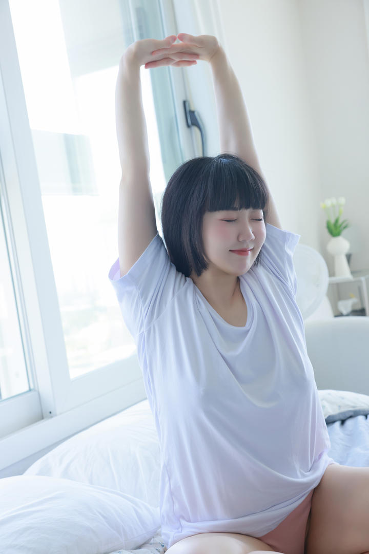 极品美女伸懒腰照片