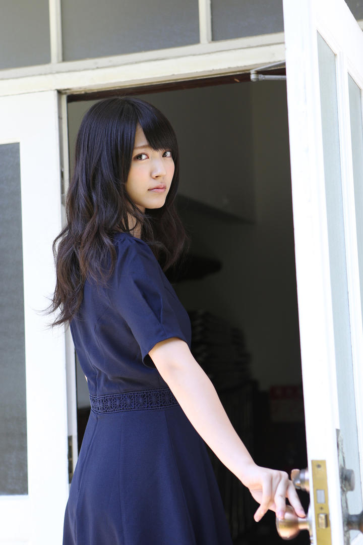 打开门的日本清纯美女图片