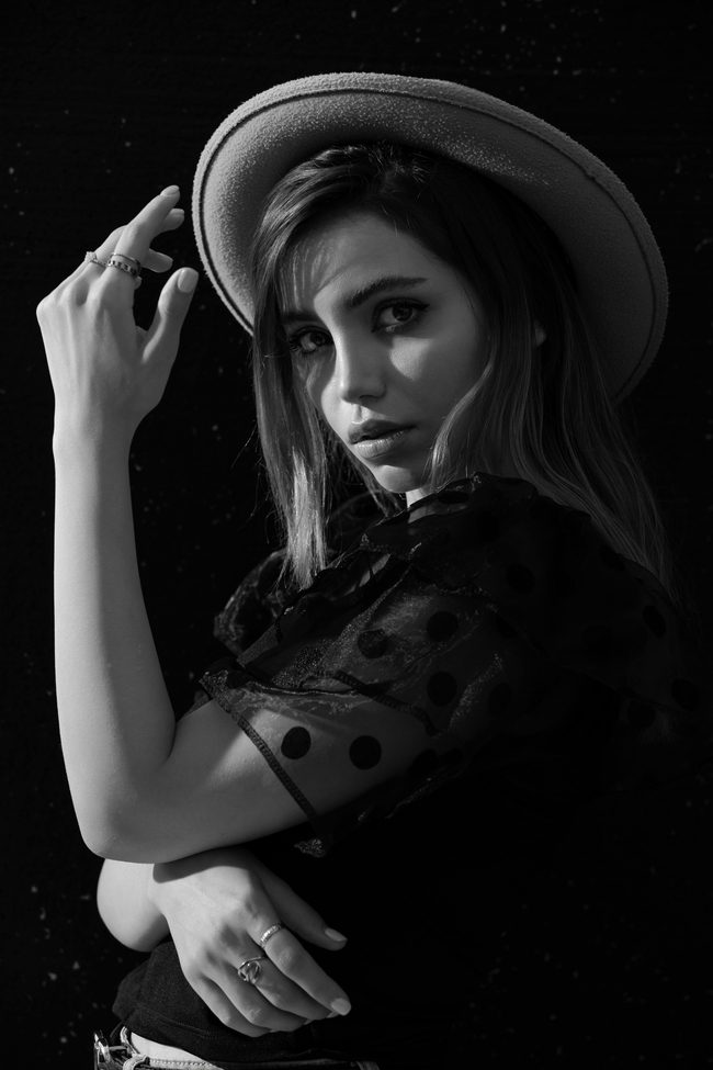 欧美黑白艺术风美女艺术照图片