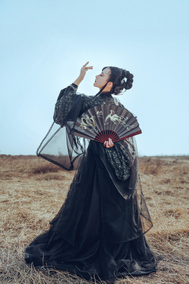 站在草地上的高清古装美女艺术写真