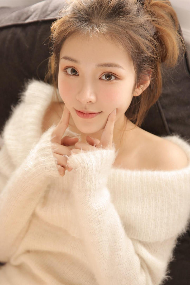 穿露肩毛衣的高清美女2022年最火微信头像图片大全
