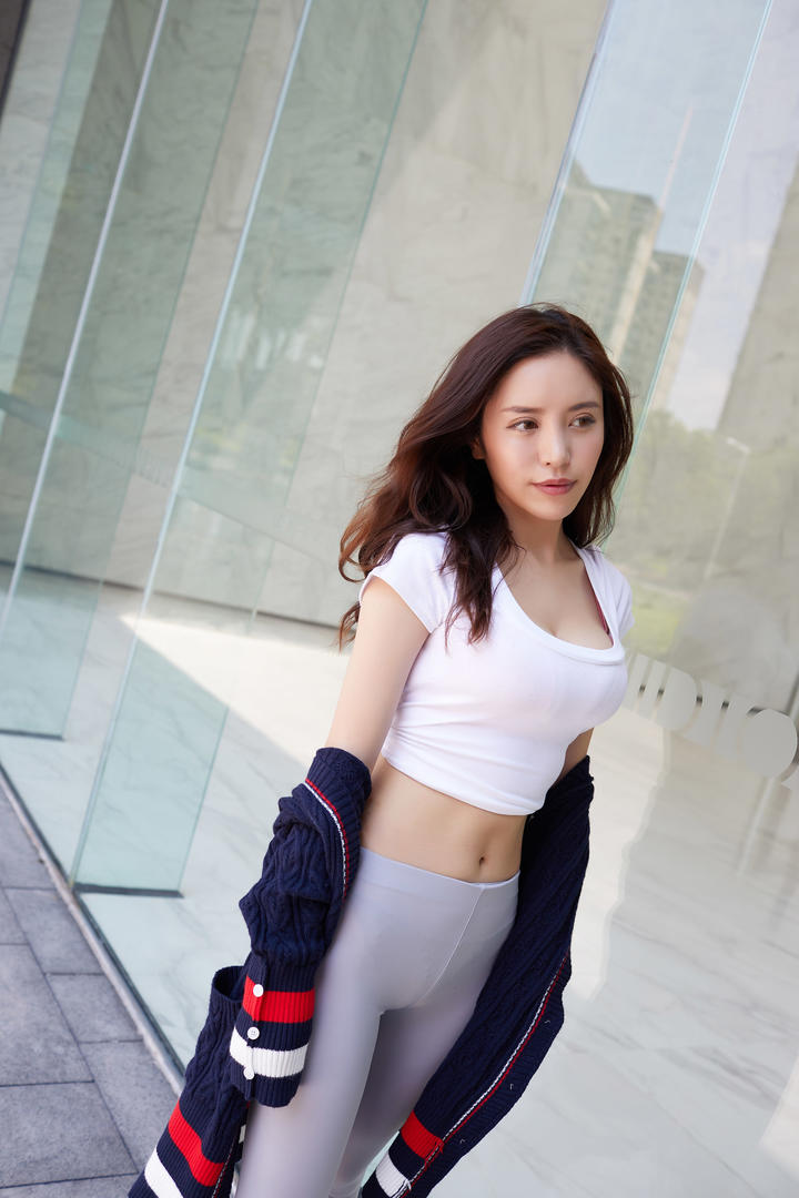 好看的瑜伽教练穿紧身裤美女街拍图片