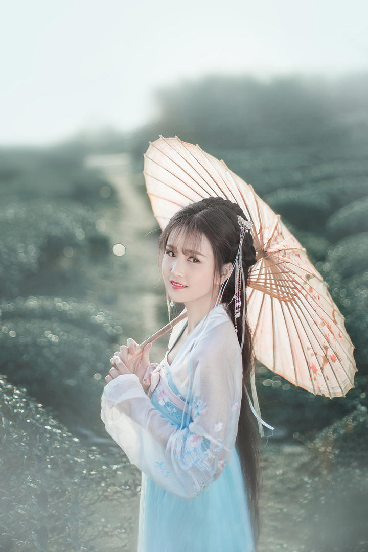 撑着伞的古装美女图片