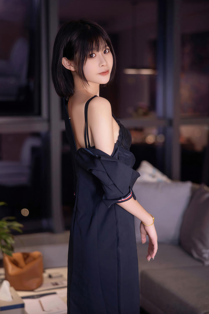 穿黑色性感内衣的短发美女空姐大尺度写真图片