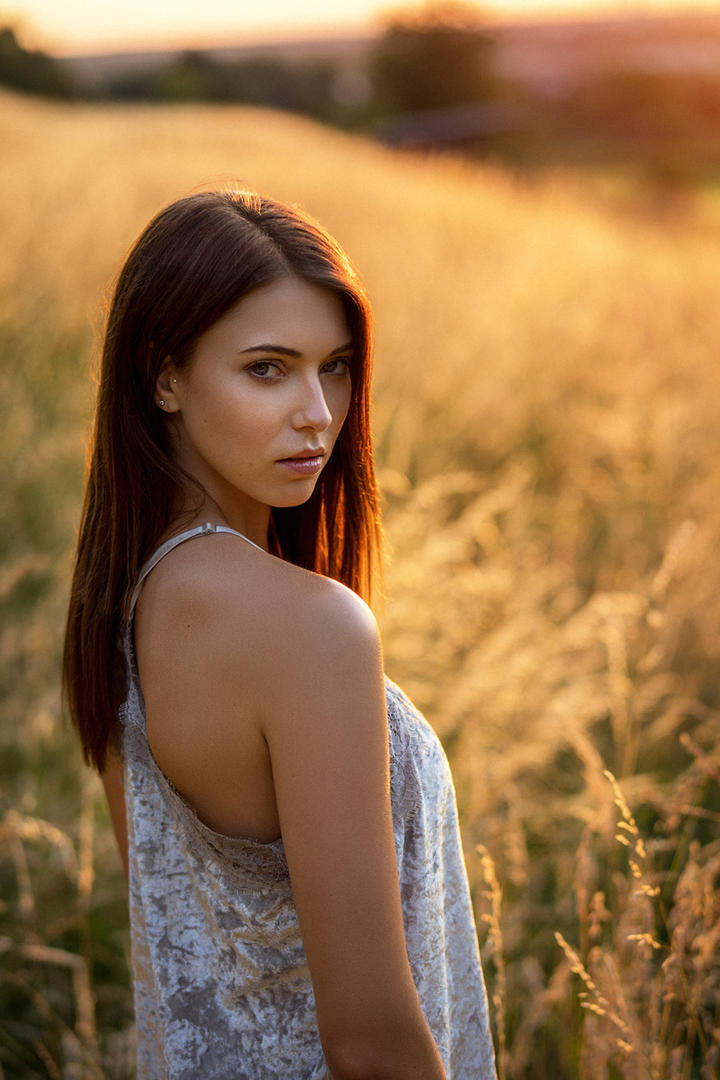 夕阳下的欧美美女艺术写真