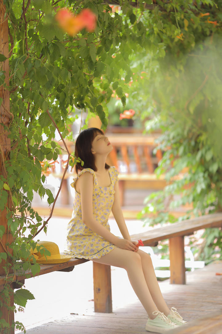 国产清纯女孩公园街拍图片