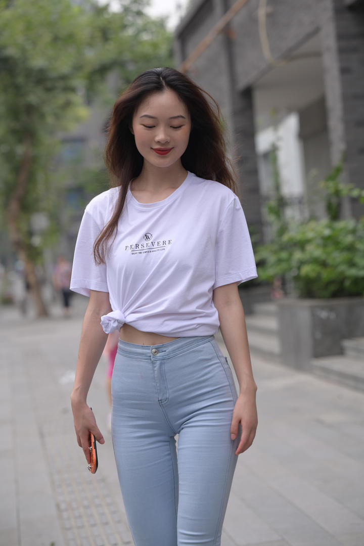 穿紧身牛仔裤的街拍美女图片大全