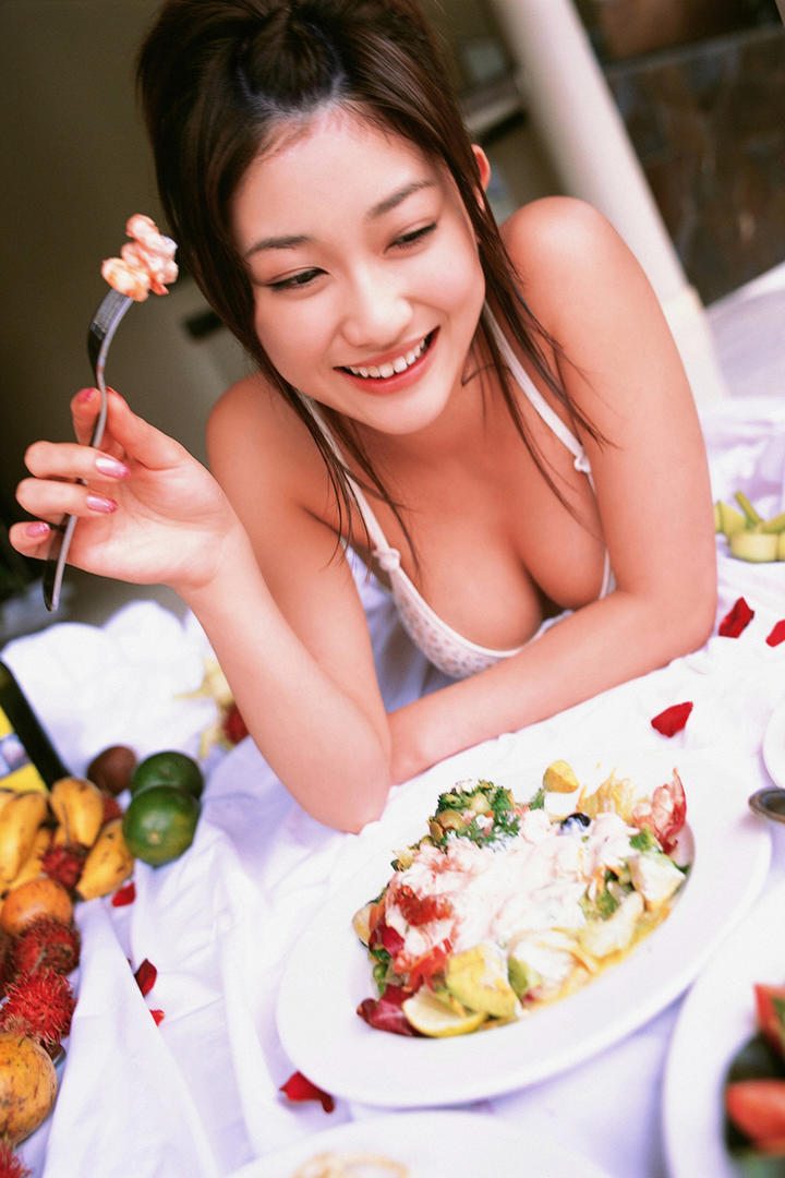 吃美食的日本大胸美女生活照写真图片