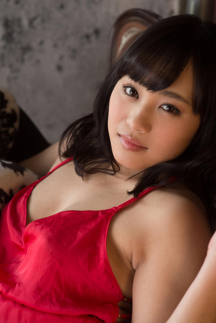穿红色吊带裙的日本美女图片
