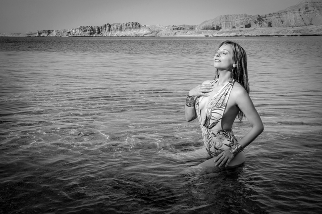 性感黑白风湿身诱惑美女人体摄影图片