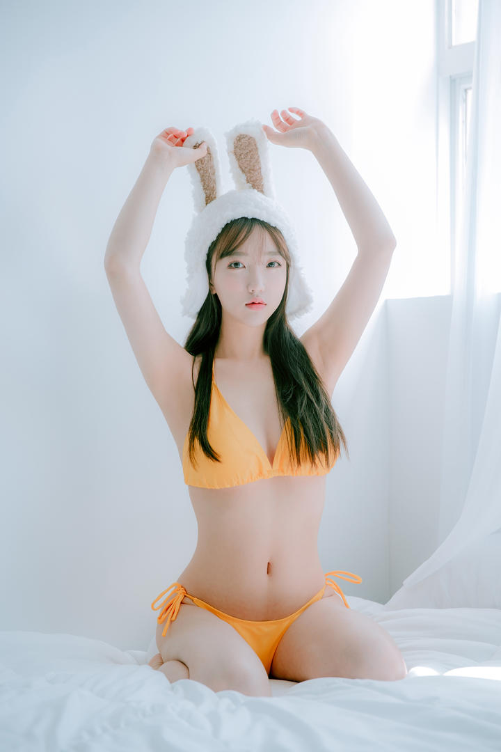 清纯素人美女三点式比基尼私拍写真图片