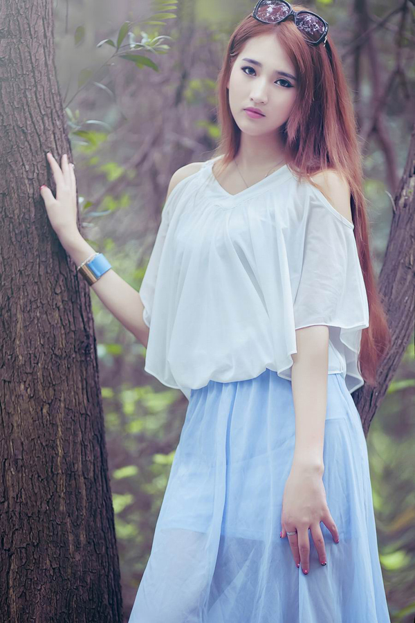 清纯美女甜美户外迷人写真