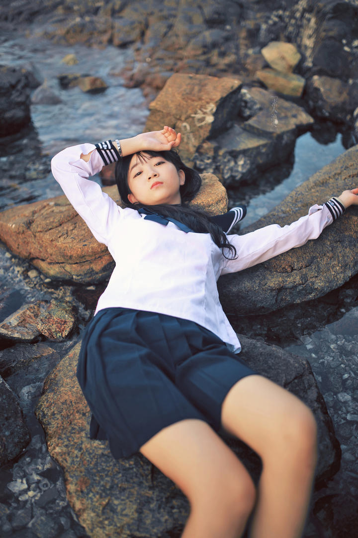 躺在石头上的日本JK制服女孩户外唯美人体艺术照片