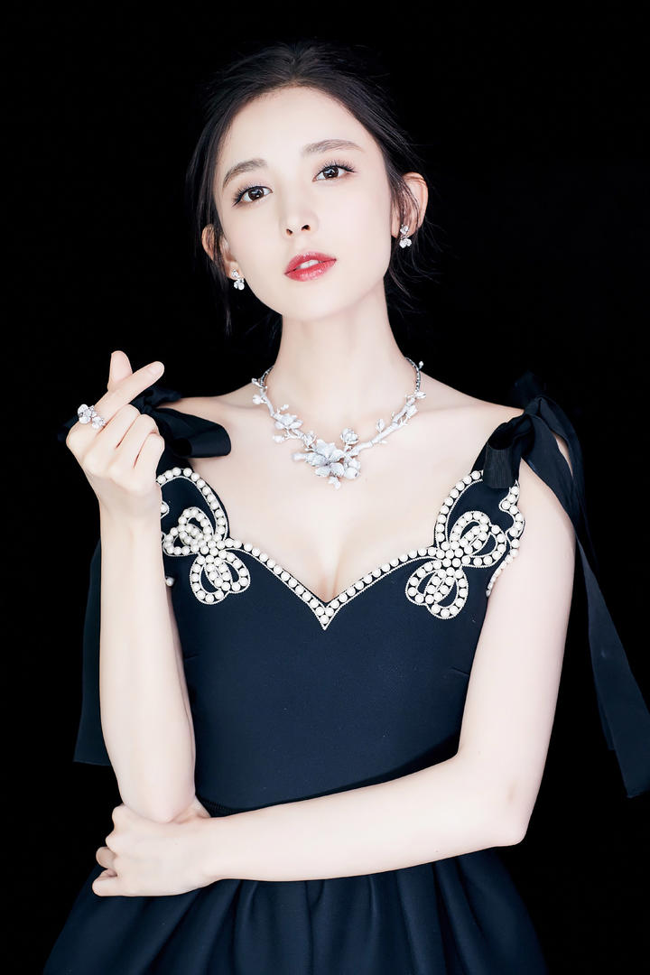穿着华丽晚礼服的中国美女明星古力娜扎高清壁纸图片