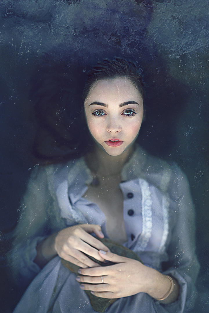 躺在水中的欧美美女艺术写真