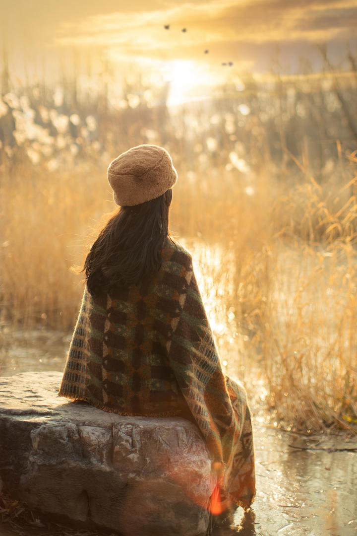 黄昏下的清纯唯美女生背影图片