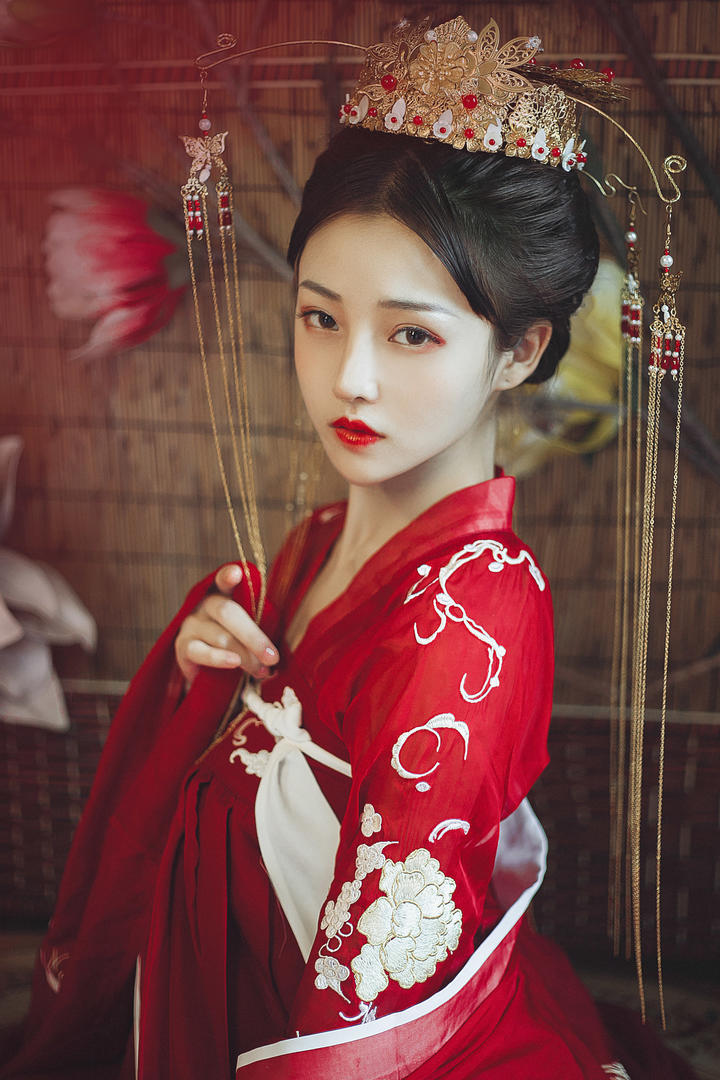 一身红装古装汉服美女图片