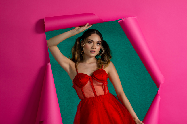 性感红色睡衣诱惑女郎人体艺术图片