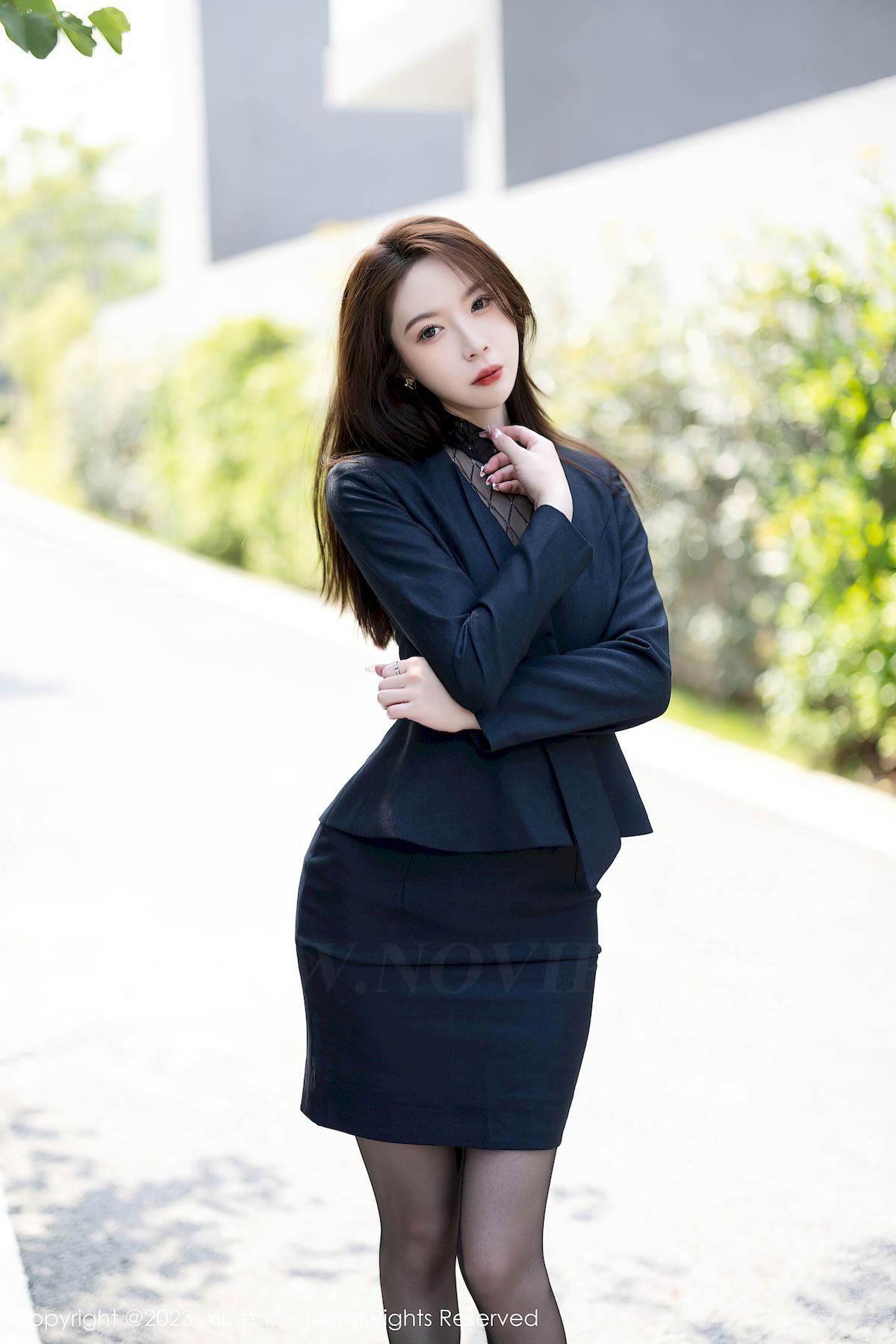 秀人网美女模特梦心玥职场OL制服搭配薄纱黑丝性感写真