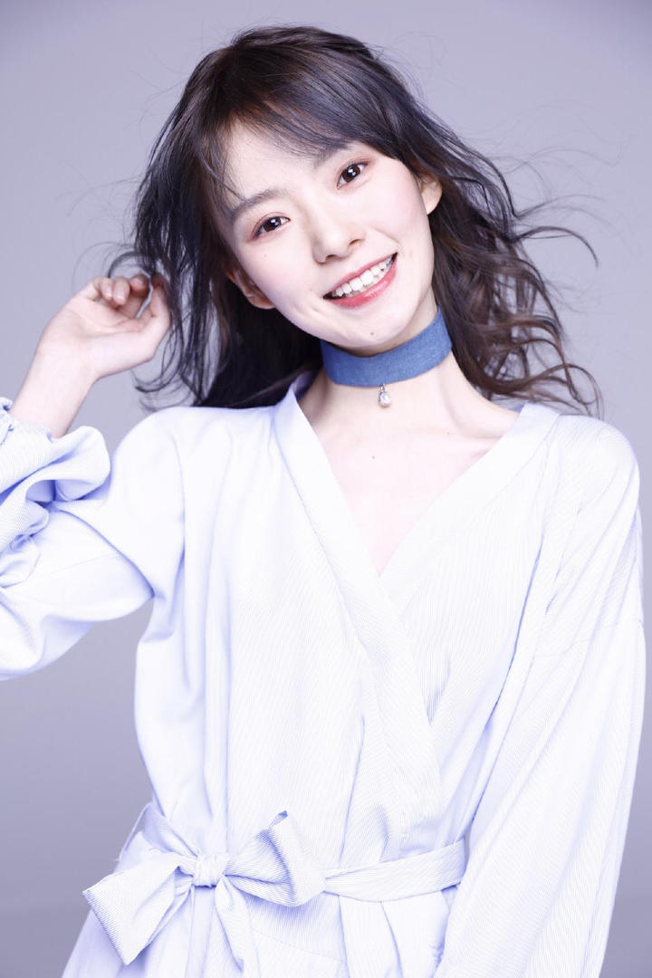 中国美女明星陈卓璇白色睡衣写真图片