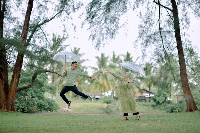 户外创意搞怪情侣写真图片