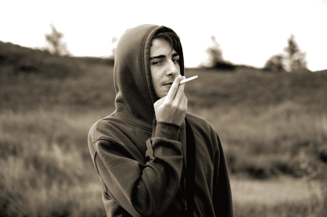 户外单色调抽烟帅哥写真图片