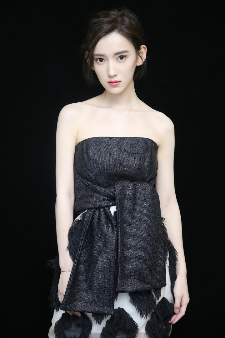 中国性感美女明星李沐宸露肩长裙气质美女写真图片