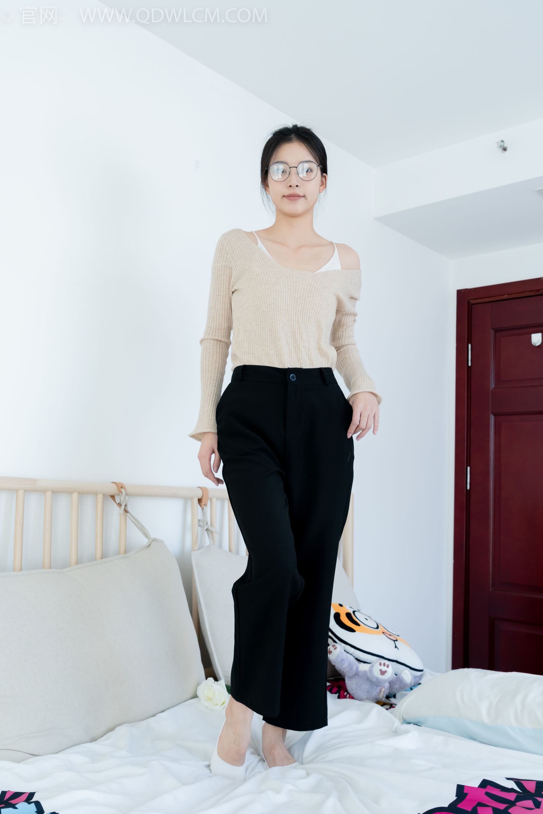 物恋传媒正妹茯苓浅色毛衣黑色阔腿裤显瘦又百搭