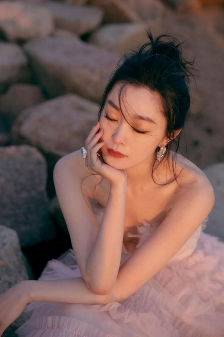 捧着脸的清纯美女明星宋轶写真图片