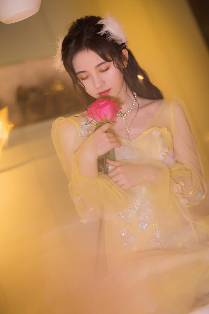 手拿玫瑰的清纯美女明星鞠婧祎高清图片