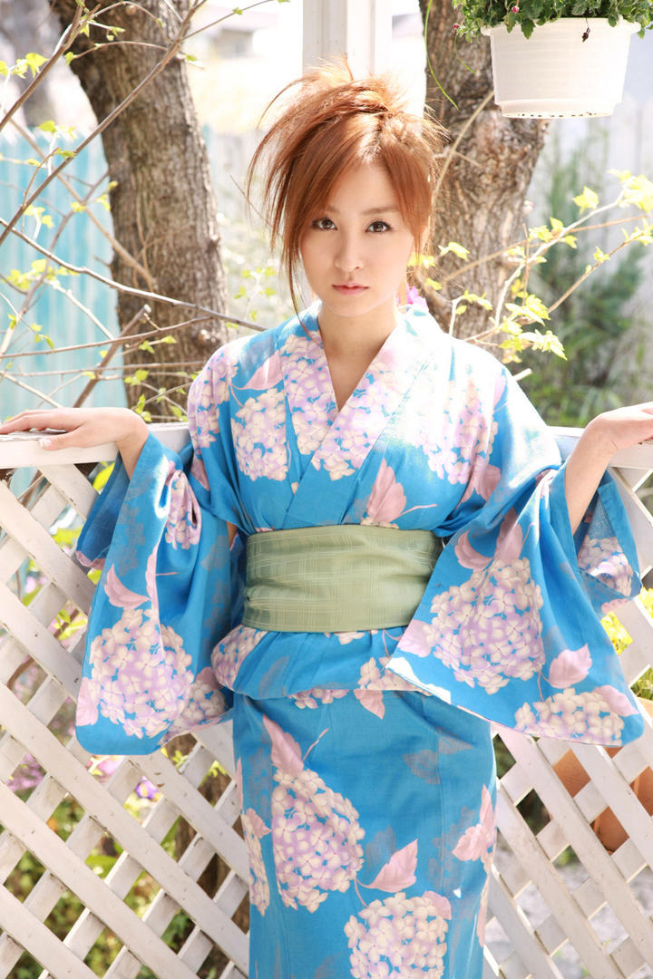 户外穿着和服的日本美女写真图片