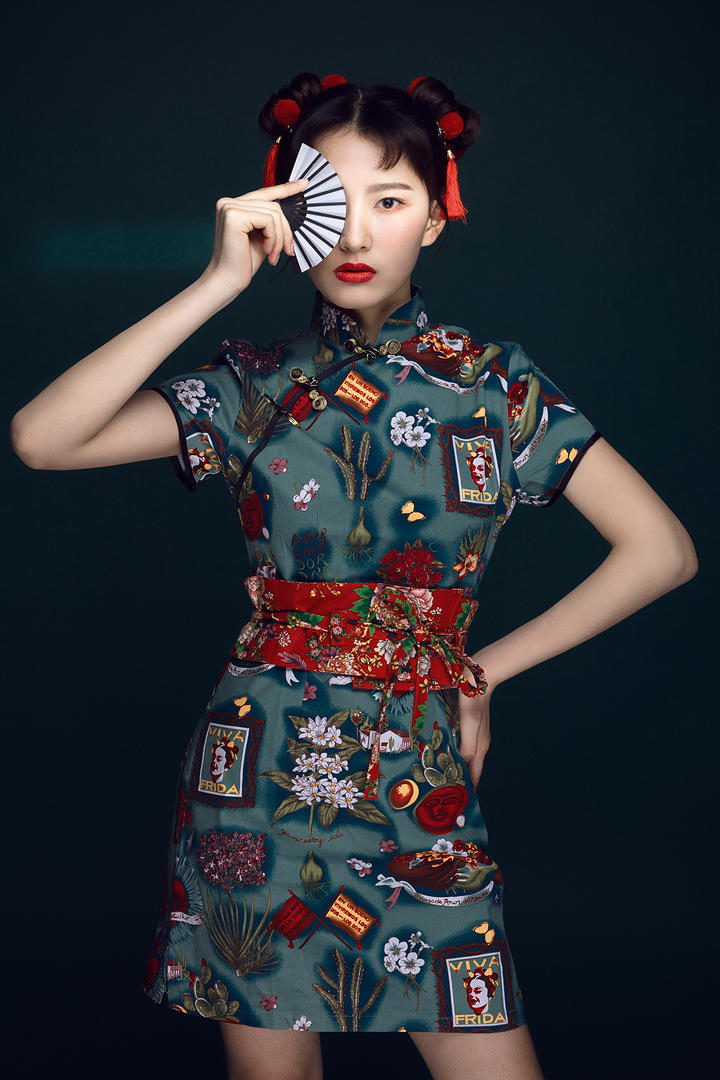遮住半边脸的国潮美女模特艺术写真图片