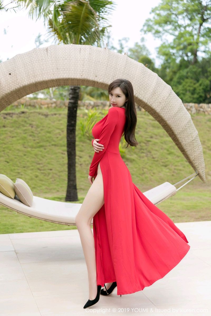 尤蜜荟性感女神周妍希猩红高开长裙爆乳美腿户外诱惑写真