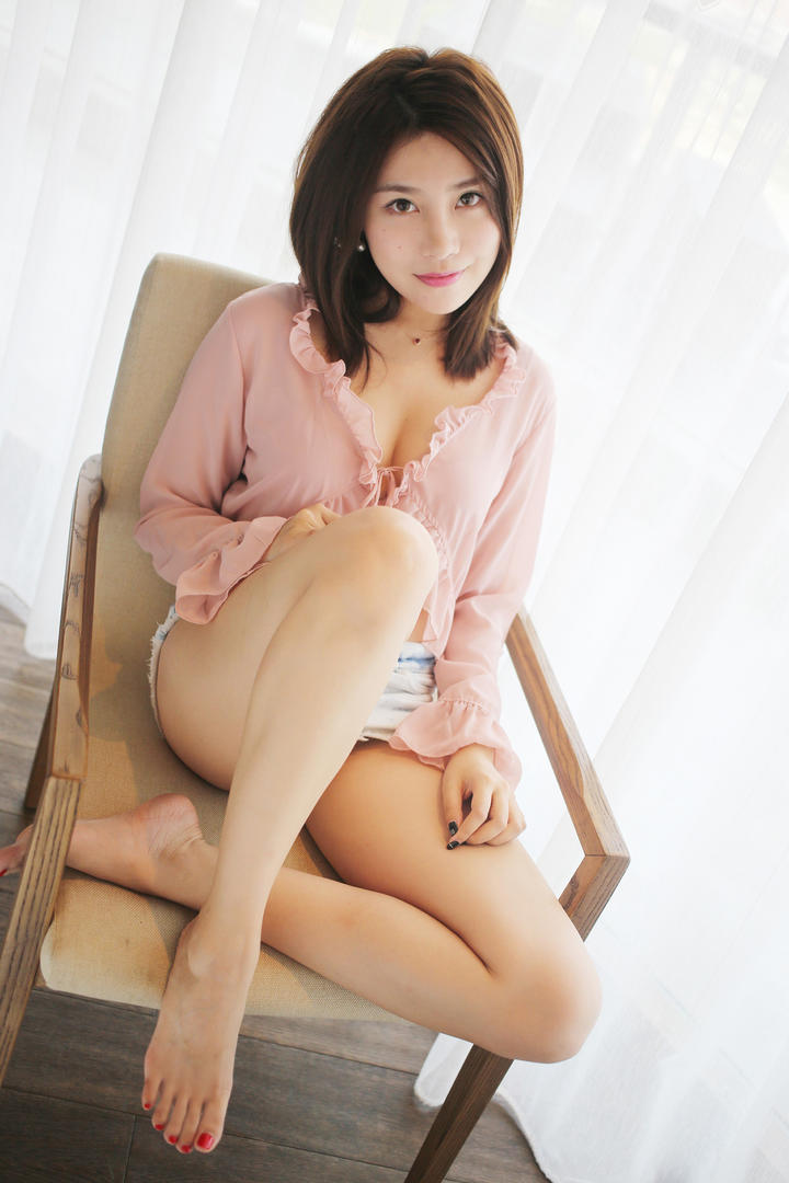 高清坐在椅子上的清纯美女图片