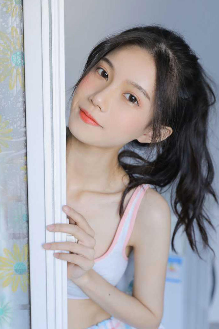 躲在门后的清纯可爱美女写真