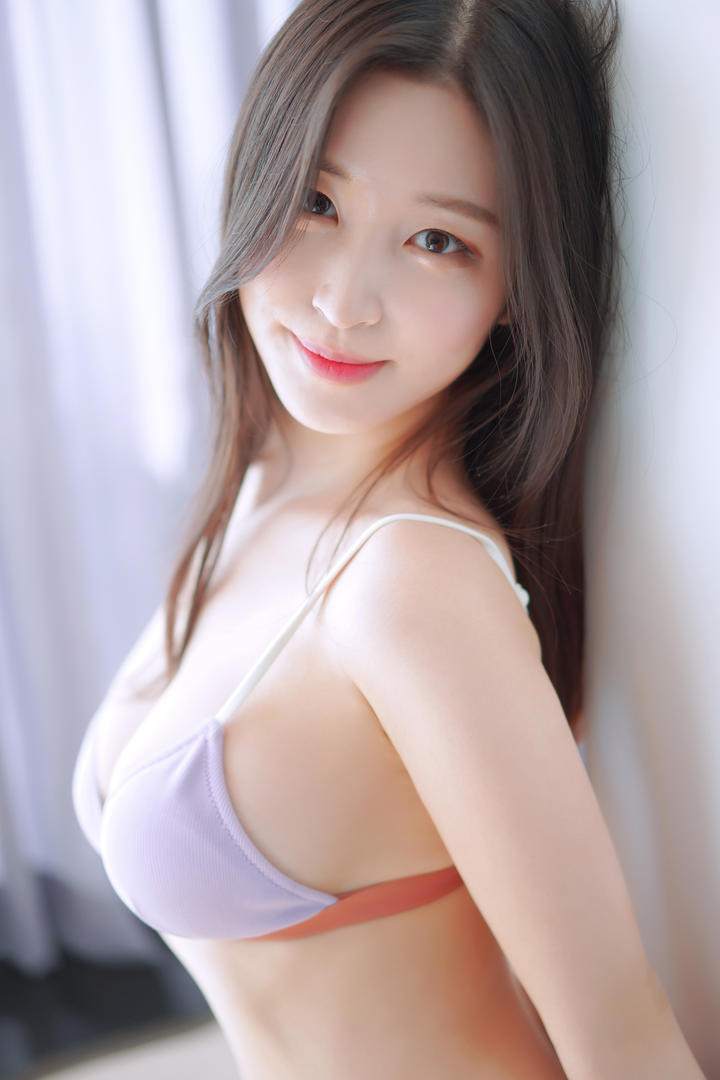 穿着泳装的唯美清纯美女Sunny特写图片
