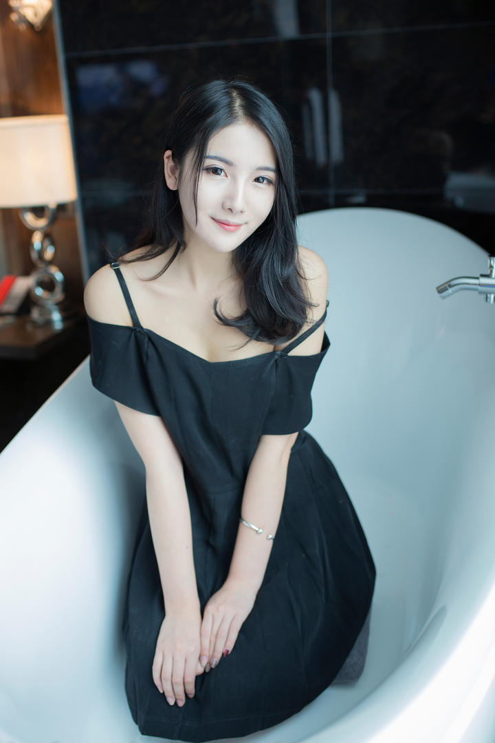 浴缸里的美女穿真丝睡衣高清私房照