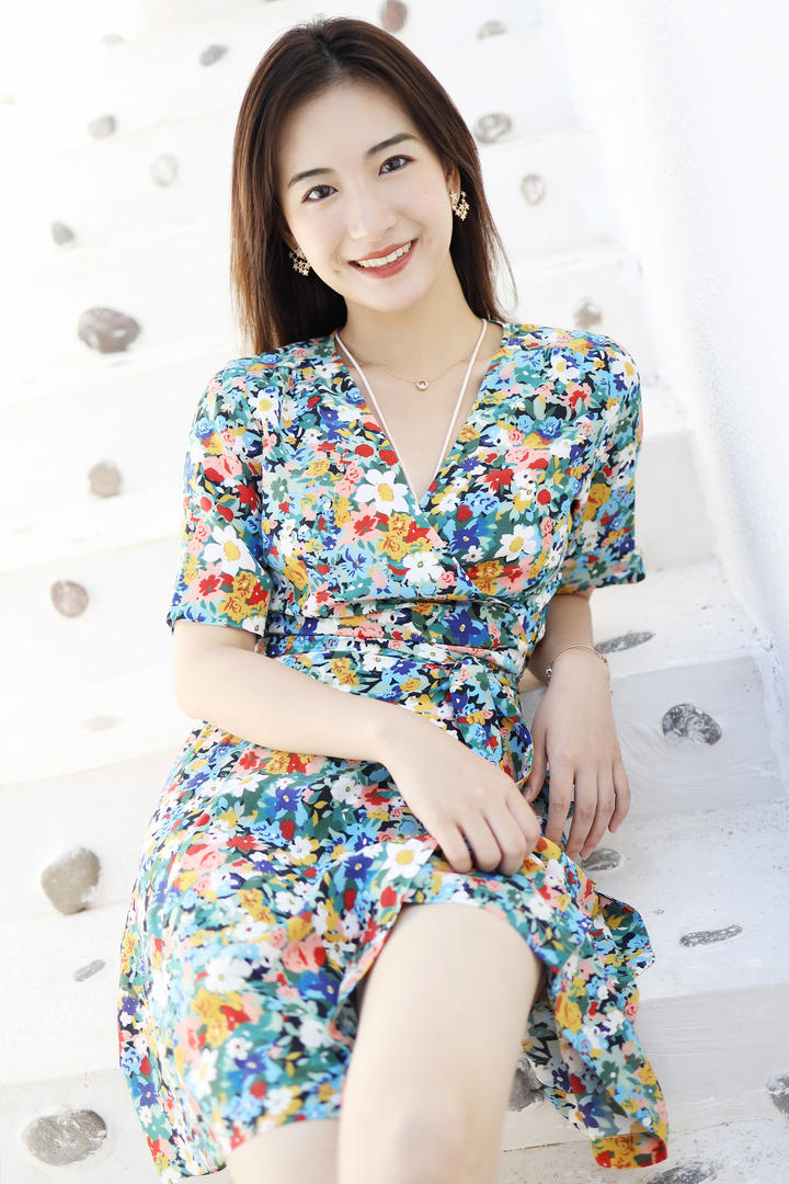 气质优雅美女艺儿伢哟露出雪白大腿