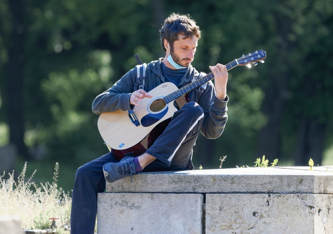 户外弹吉他的帅哥图片